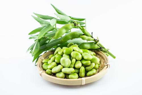 一盘剥壳的新鲜有机蔬菜蚕豆